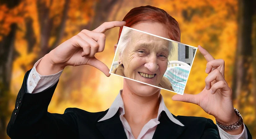 Naukowcy z Harvardu opracowali pigułkę, która może odwrócić proces starzenia się człowieka

Przełom w badaniach nad starzeniem się

Naukowcy z Harvardu dokonali rewolucyjnego odkrycia w dziedzinie medycyny regeneracyjnej. Zidentyfikowali sześć związków chemicznych, które mogą odwracać proces starzenia się komórek, otwierając nowe możliwości dla odmłodzenia organizmu i leczenia chorób związanych z wiekiem.

Starzenie się i przeprogramowanie komórek

Jednym z kluczowych mechanizmów starzenia się jest starzenie komórkowe, czyli stan, w którym komórki przestają się dzielić. Proces ten prowadzi do dysfunkcji tkanek poprzez uwalnianie cząsteczek zapalnych i reaktywnych form tlenu, co przyspiesza degenerację organizmu. Czynniki takie jak uszkodzenie DNA, skracanie telomerów i stres oksydacyjny wyzwalają ten stan, co czyni go kluczowym celem potencjalnych terapii odmładzających.

Możliwość cofania wieku komórkowego bez wywoływania szkodliwych mutacji lub nowotworów od dawna fascynuje naukowców. Już w latach 60. ubiegłego wieku wykazano, że jądra dojrzałych komórek zawierają wszystkie informacje niezbędne do stworzenia nowego organizmu.

Przełom nastąpił w 2006 r., kiedy odkryto czynniki transkrypcyjne OCT4, SOX2, KLF4 i c-MYC (OSKM), które umożliwiły przekształcenie dorosłych komórek w indukowane pluripotentne komórki macierzyste (iPSC). Mimo że iPSC dają ogromne możliwości regeneracyjne, wczesne eksperymenty z OSKM wzbudziły obawy ze względu na ryzyko niekontrolowanego wzrostu komórek i nowotworów.

Chemiczne przeprogramowanie komórek

Poszukiwanie bezpieczniejszej metody doprowadziło naukowców do odkrycia alternatywnej strategii odmładzania komórek przy użyciu małych cząsteczek chemicznych. Zespół z Harvard Medical School zastosował nowoczesną technologię przesiewową, aby zidentyfikować związki chemiczne, które odwracają oznaki starzenia się komórek skóry człowieka i myszy.

Odkrycie opublikowane w czasopiśnie Aging wykazało, że w ciągu zaledwie tygodnia związki te przywróciły ekspresję genów do stanu młodzieńczego oraz odwróciły wiek biologiczny komórek. "To przełomowe odkrycie" - powiedział dr David Sinclair, biolog molekularny z Harvardu i współautor badania. Sinclair uważa, że to krok w kierunku dostępnych i bezpiecznych terapii odmładzających.

Techniki badawcze i kontrowersje

Aby ocenić skuteczność nowej metody, naukowcy zastosowali dwie nowoczesne techniki:

Zegary starzenia oparte na transkrypcji genów – pozwalają one precyzyjnie określić wiek biologiczny komórek.

Testy kompartmentalizacji nukleocytoplazmatycznej (NCC) – analizują procesy wewnątrzkomórkowe, które zanikają wraz z wiekiem.

Odkrycie spotkało się jednak z głosami krytyki. Biogerontolog Matt Kaeberlein wskazał, że metoda wymaga dalszych badań na modelach zwierzęcych, aby potwierdzić jej realny wpływ na zdrowie i długość życia. Dr Charles Brenner, ekspert ds. metabolizmu, podkreślił, że trzy kluczowe związki użyte w badaniu (CHIR99021, tranylcypromina i kwas walproinowy) mają skutki uboczne, w tym ryzyko uszkodzenia wątroby.

Perspektywy przyszłości

Pomimo kontrowersji odkrycie związków chemicznych zdolnych do cofania wieku komórkowego jest kamieniem milowym w badaniach nad starzeniem. Jeśli dalsze eksperymenty potwierdzą ich skuteczność i bezpieczeństwo, możemy być o krok od stworzenia terapii odmładzającej dla ludzi. Naukowcy planują kolejne testy, aby ocenić długoterminowe skutki działania tych związków.